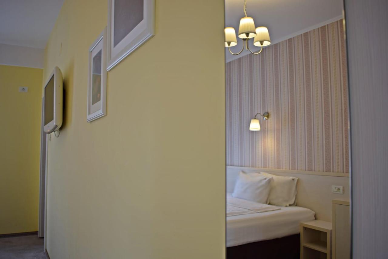 French Boutique Hotell Braşov Exteriör bild