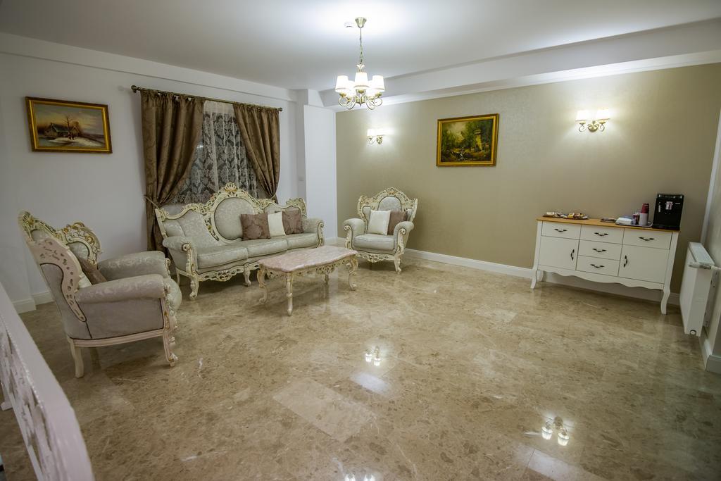 French Boutique Hotell Braşov Exteriör bild