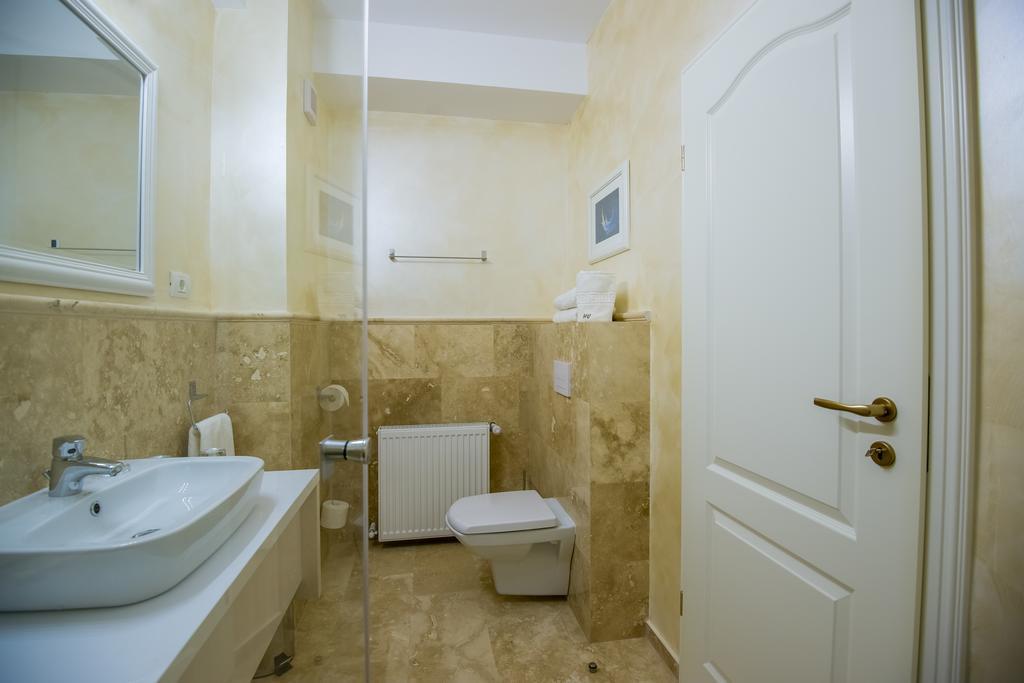 French Boutique Hotell Braşov Exteriör bild