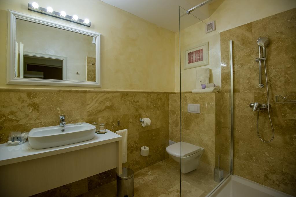 French Boutique Hotell Braşov Exteriör bild