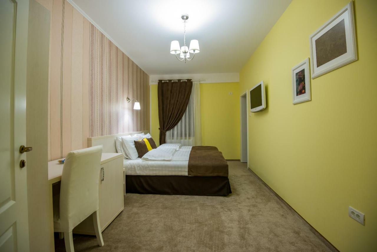 French Boutique Hotell Braşov Exteriör bild